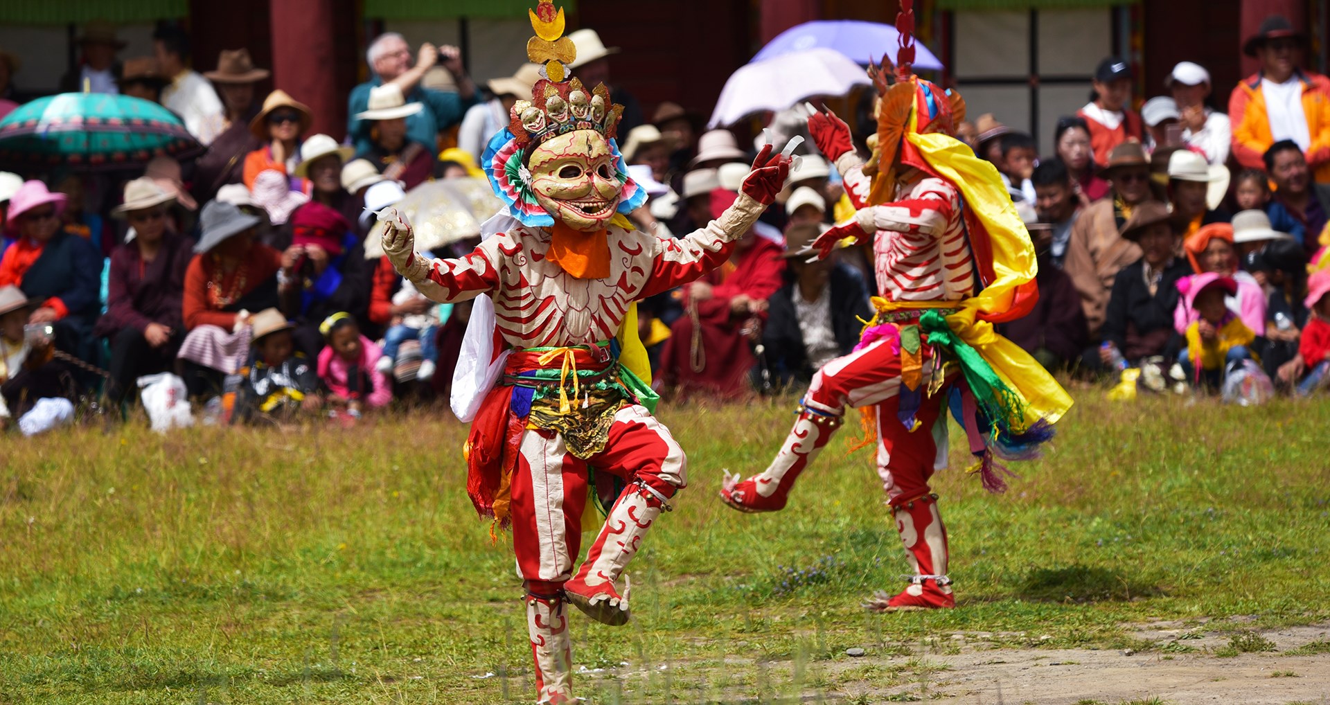 Festival de Danza con Máscaras (Cham) en el Monasterio Huiyuan durante la Oración de Verano
