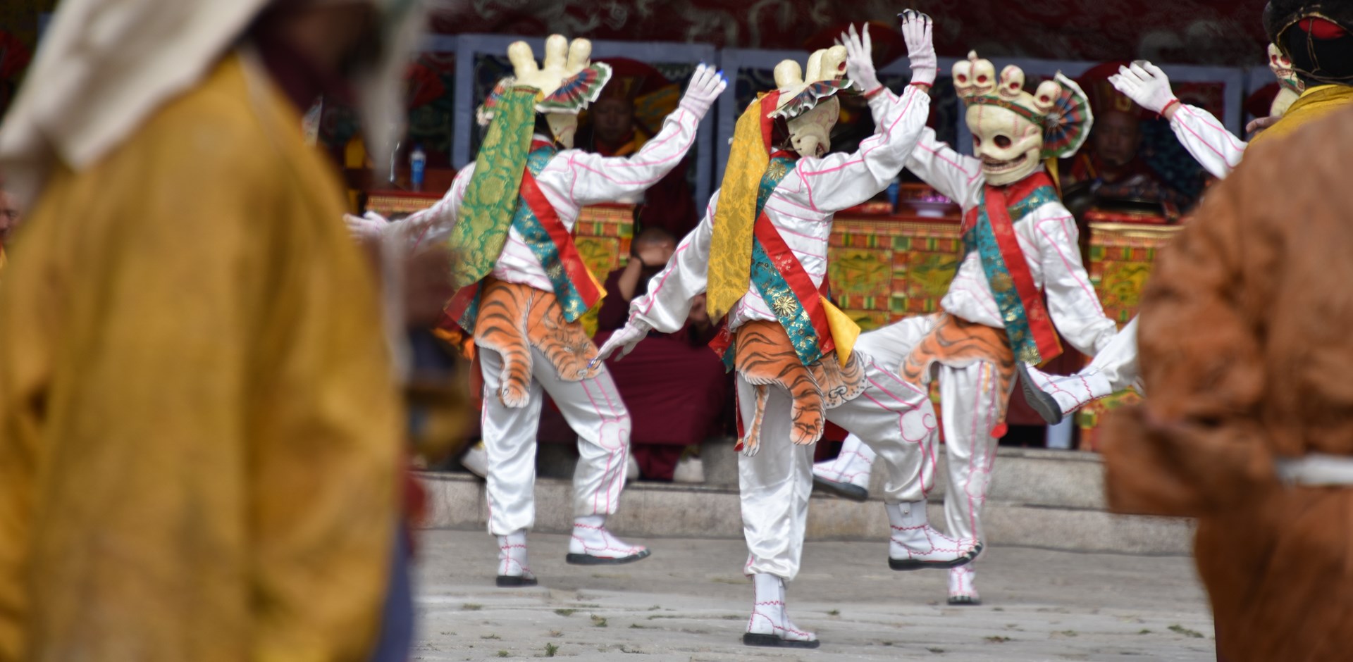 Festival de danza de máscaras (Cham) durante la oración de verano en el monasterio de Tsurpu