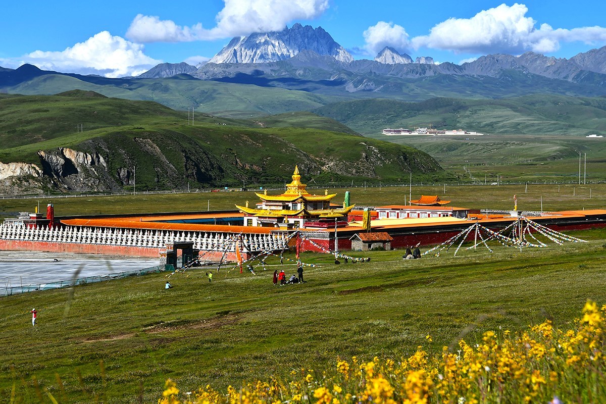Muya Golden Pagopda and Holy Mountain Yala | Foto de Liu Bin