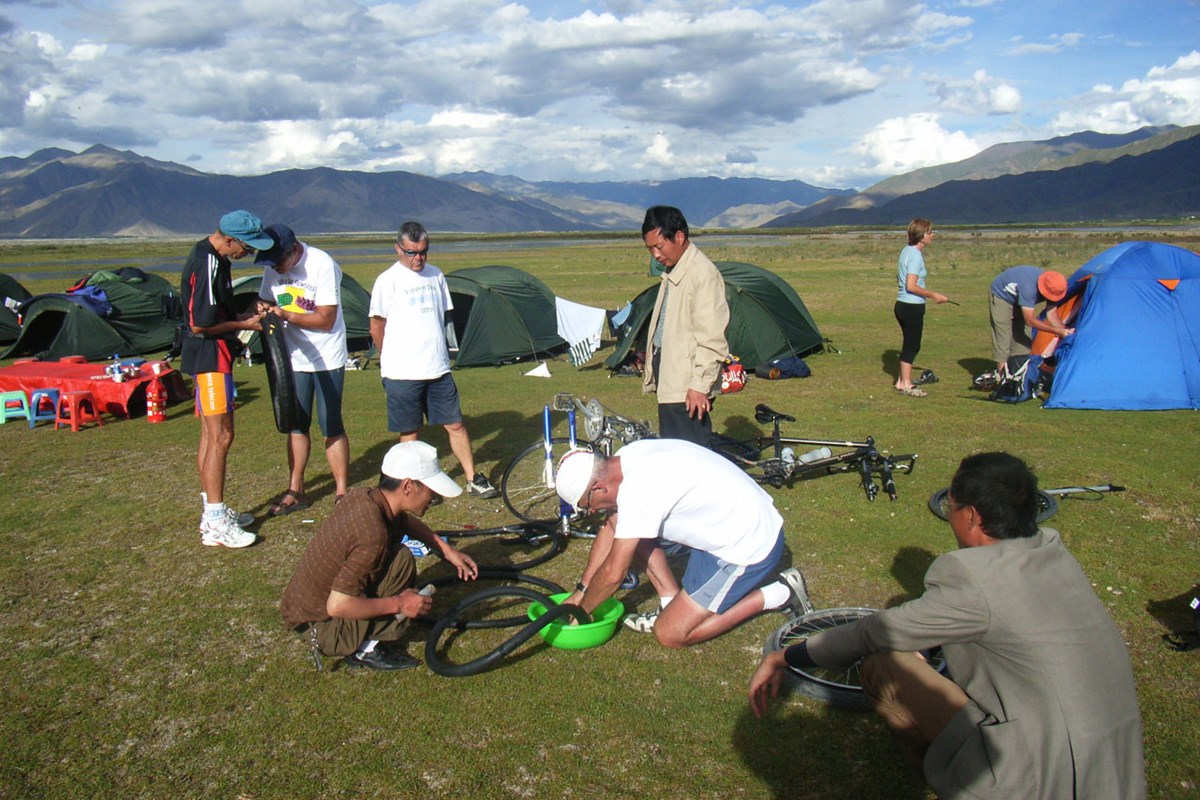 Reparing Bike | Foto de Li Chaojun