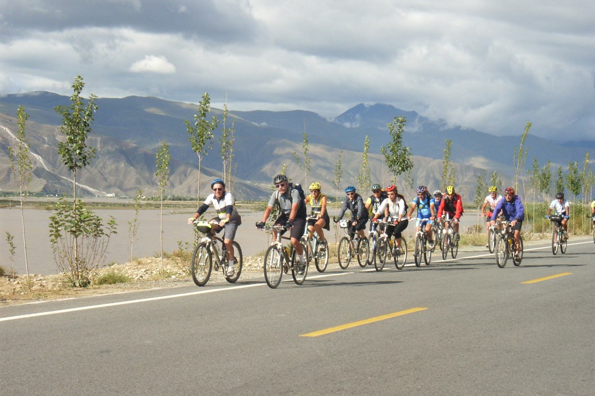Biking along Yarlung Tsangpo River | Foto de Li Chaojun