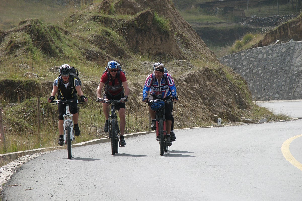 Bike Tour to Amnye Machen | Foto de Ping Pai