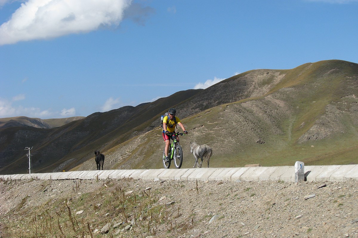 Bike Tour to Amnye Machen | Foto de Ping Pai