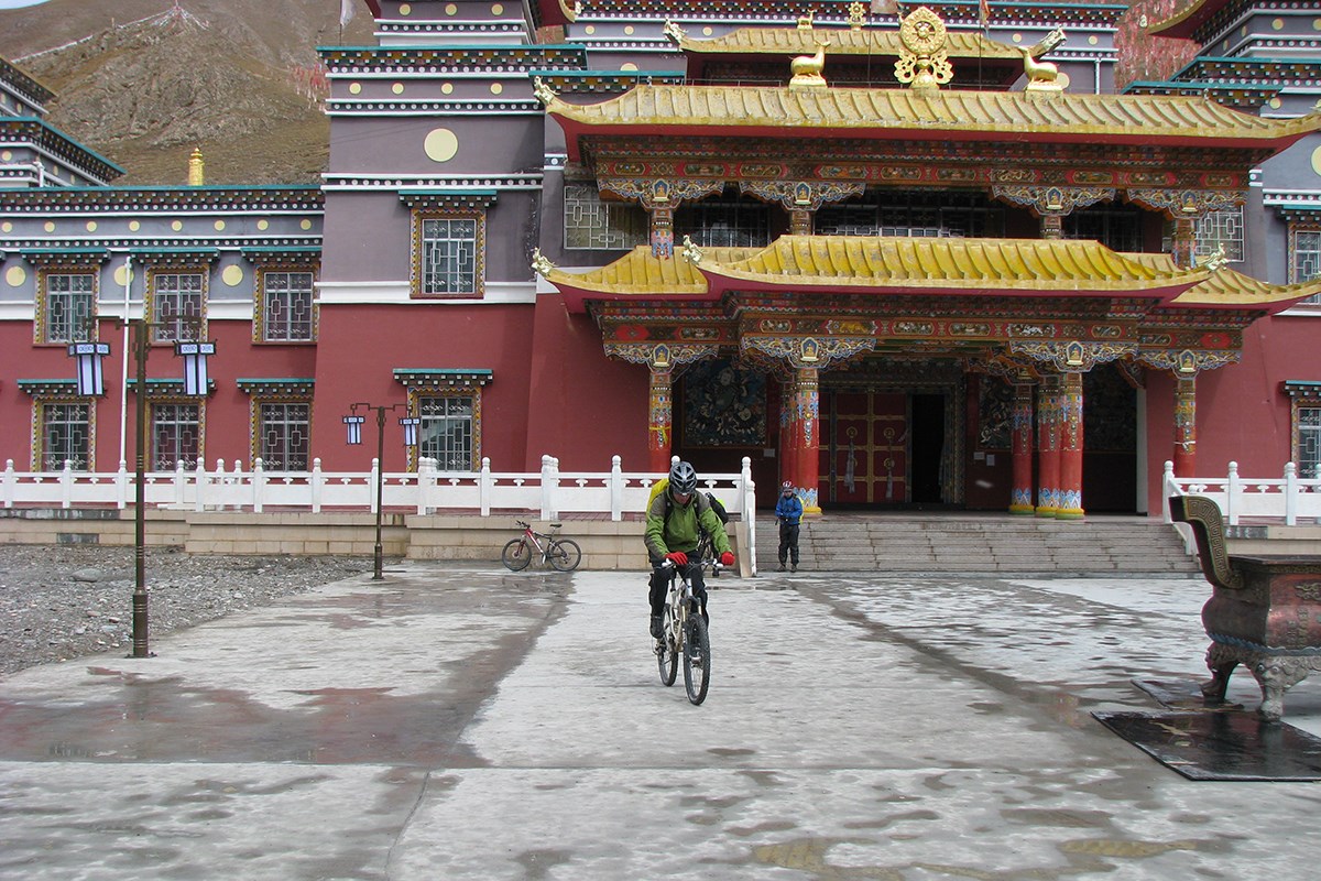 Bike Tour to Amnye Machen | Foto de Ping Pai