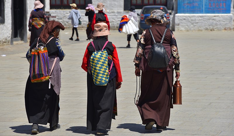 Pilgrims in Tashilunpo Monastery