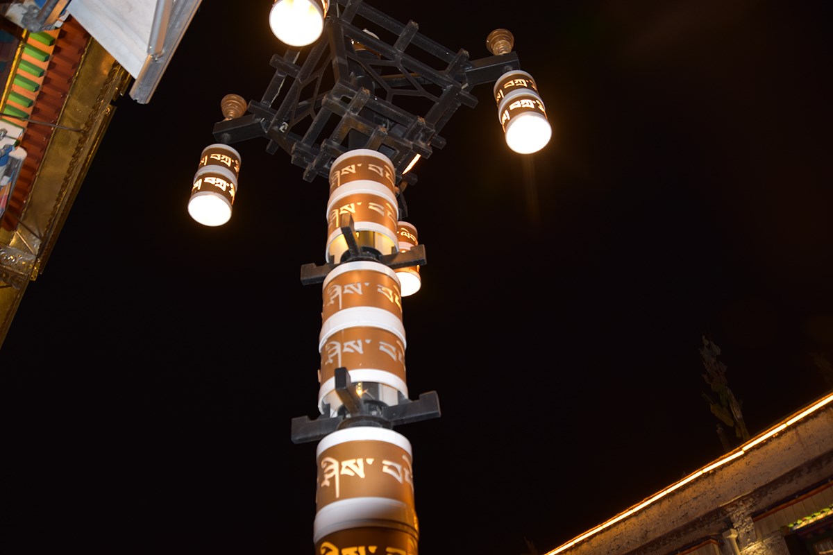 Street of Lhasa in Night | Foto de Yangji 