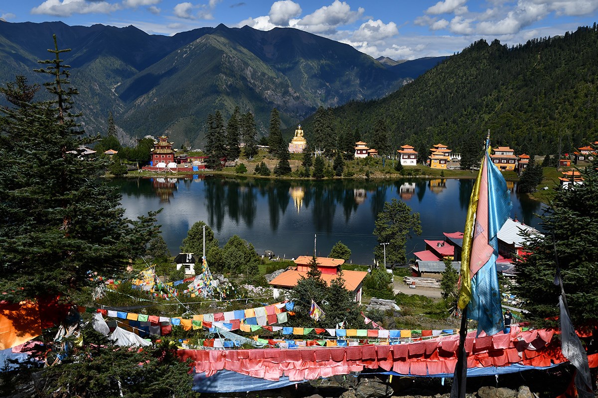 Cuoka Monastery and Cuoka Lake | Foto de Liu Bin