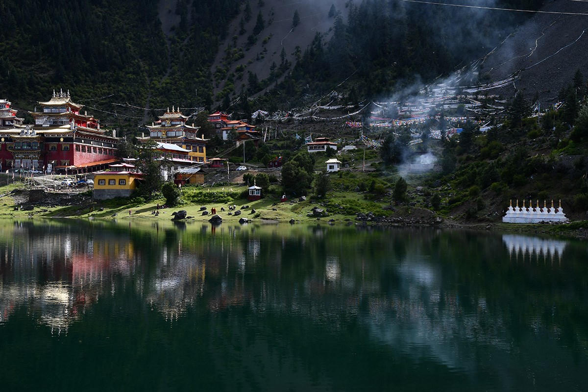 Cuoka Monastery and Cuoka Lake | Foto de Liu Bin