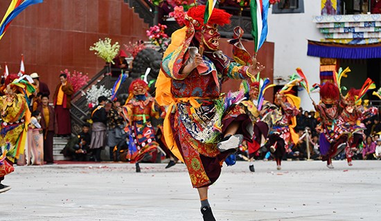 Descubra la zona tibetana de Kham, al oeste de Sichuan, durante el Festival de Carreras de Caballos de Litang y los dos Festivales de Danzas de Máscaras de 2025